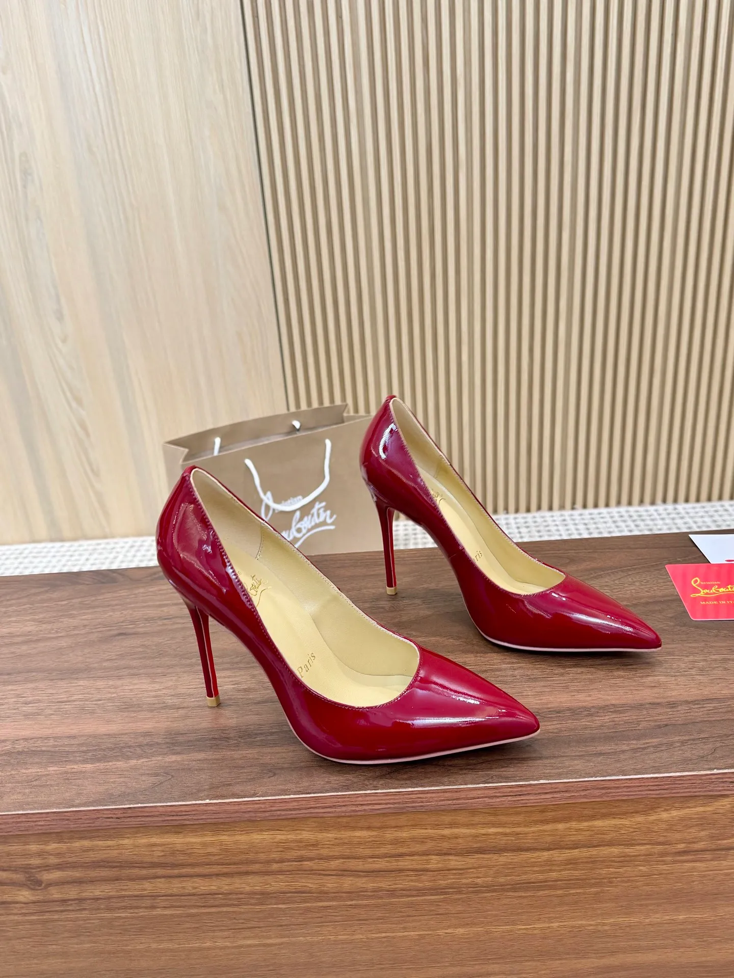 👟👟Ex-factory price 440👟👟 Genuine leather sole +40 Year-round shipment💝Christian Louboutin CL👠 Classic "💎Cow Patent Leather💎Series" noble and luxurious, real blingbling✨ Real materials, all customized by the pattern maker, and the materials are made of original customized materials, achieving the taste of the original 6 color options💍 Upper: Imported 👉Cow patent leather💪 Lining: Sheepskin foot pad/lining Size: 34-40.41.42 Heel height: 10.5cm and 8.5cm two options Leather sole Rubber sole